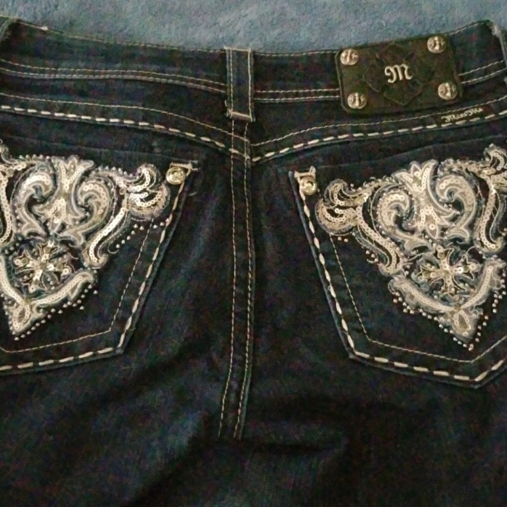 Very cute! Skinny jeans. Size 29. Length 33